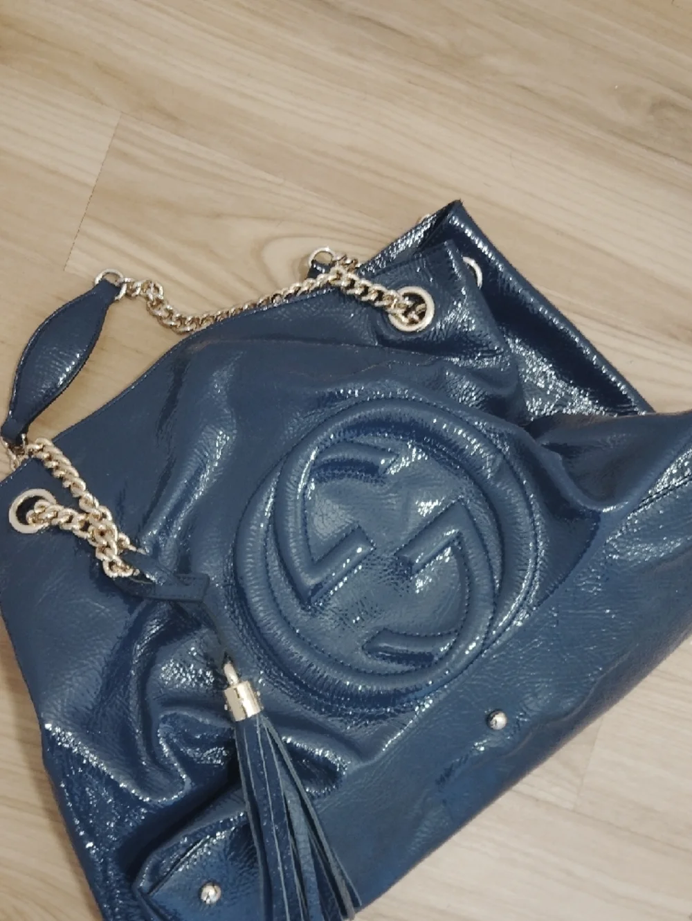 Pre- loved Gucci Patent Leather Chain Shoulder Bag in Navy. - Picture 12 of 12